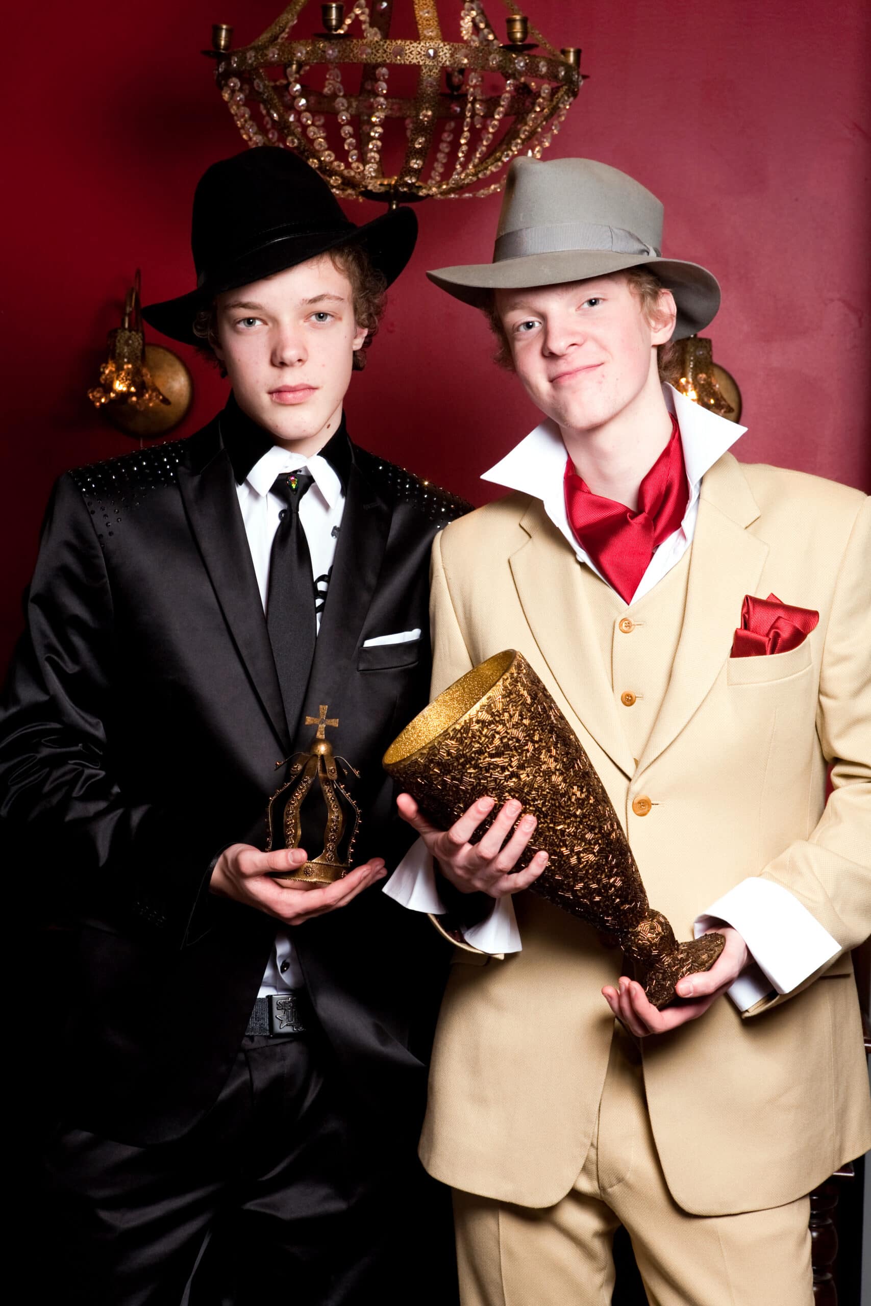 2 Gowri-ülikonnad, triiksärgid ja lipsud 2 Gowri-ülikonnad, triiksärgid ja lipsud